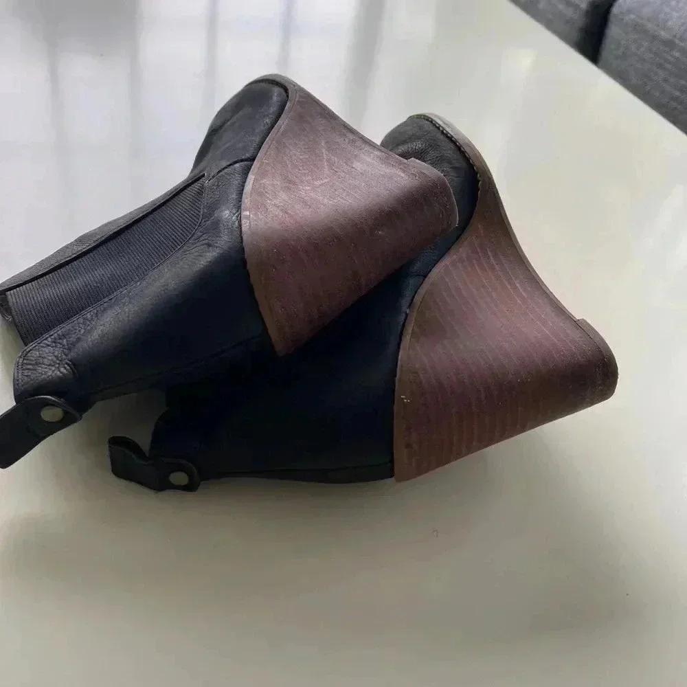 Hinge Tucker wedge booties